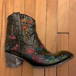 Black Old Gringo boots with lots of chrome!!!